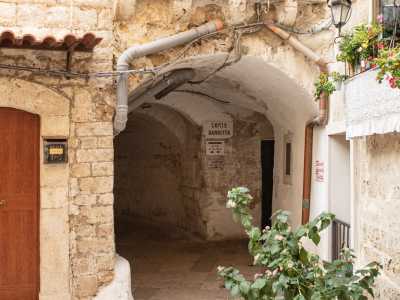 Ritorniamo infine su strada Dei 62 Marinai per proseguire questa volta dritto fino a incrociare sulla sinistra l�Arco San Rocco, chiamato u u-�rche inde o u u-�rche (l�arco nell�arco)